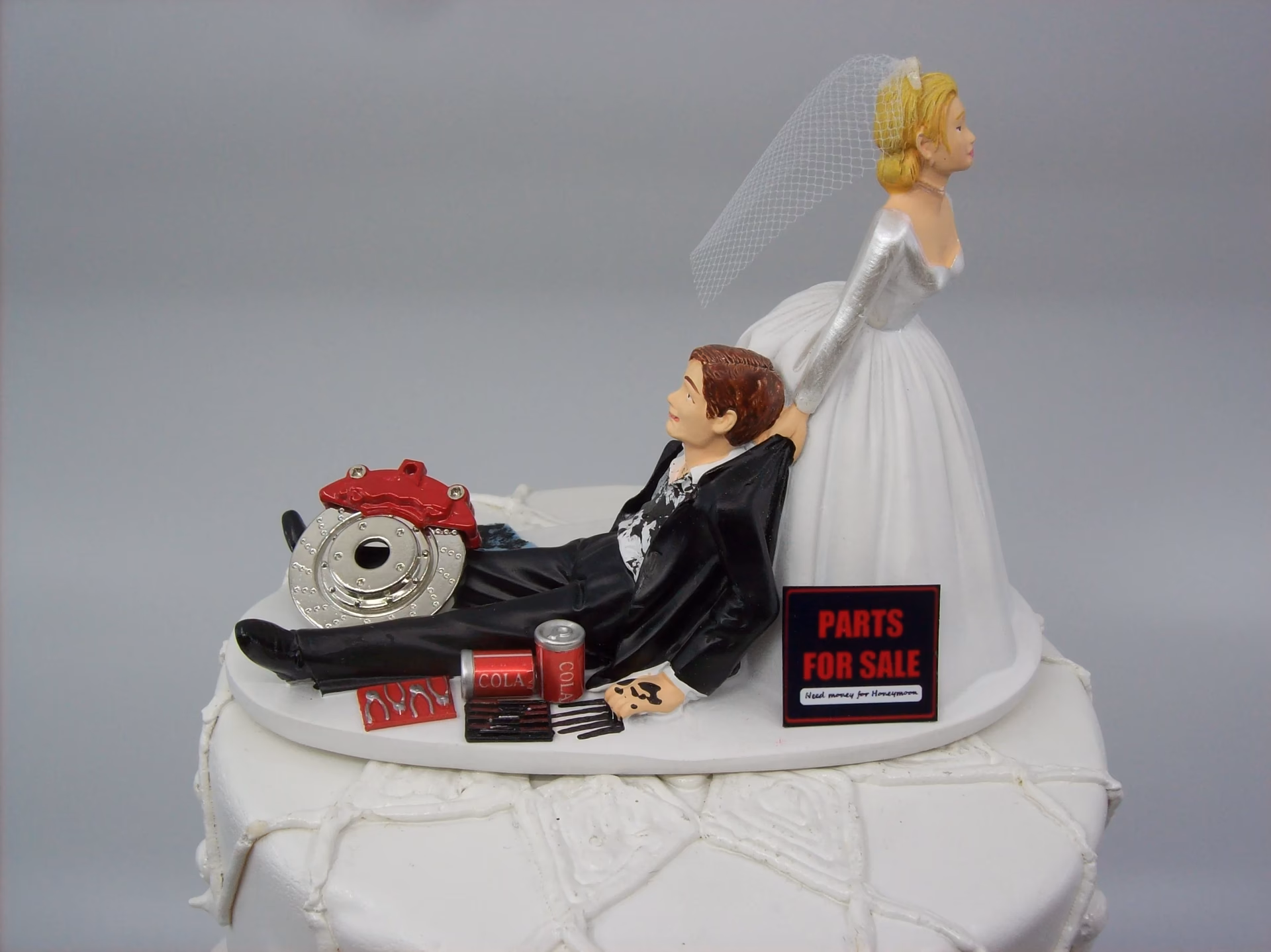 ¿Cuáles son los arreglos para carro de boda creativos?