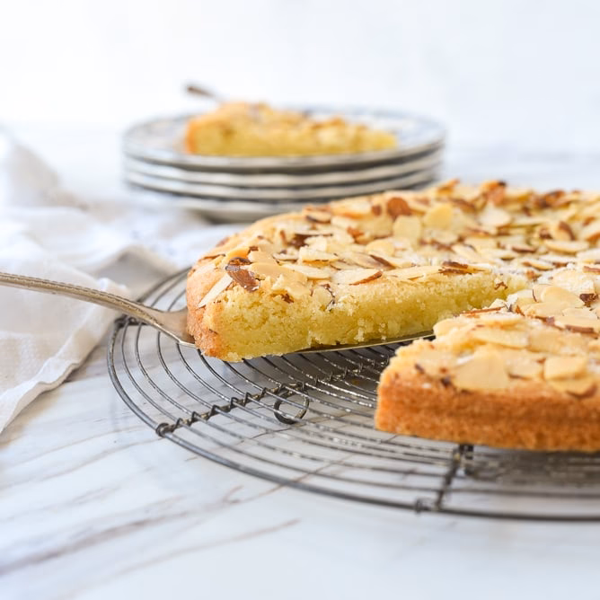 What is the difference between an almond Torte and a cake base?
