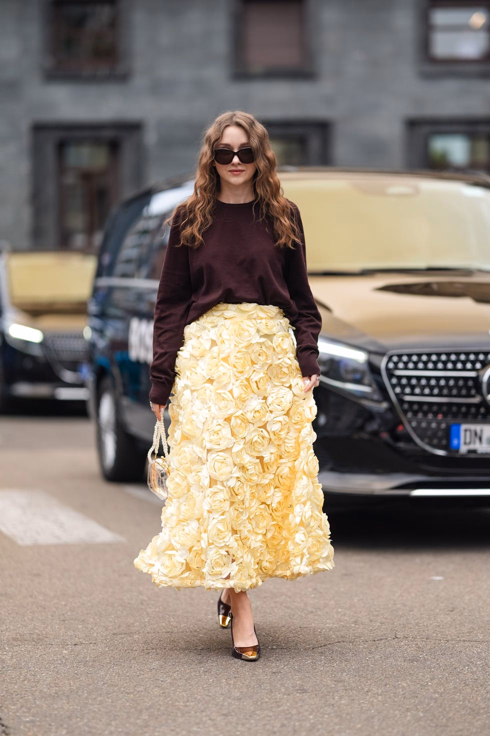 ¿Cómo llevar un traje amarillo pastel?