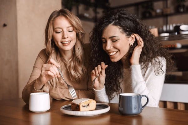 ¿Dónde puedo tomar cafè y pastel?