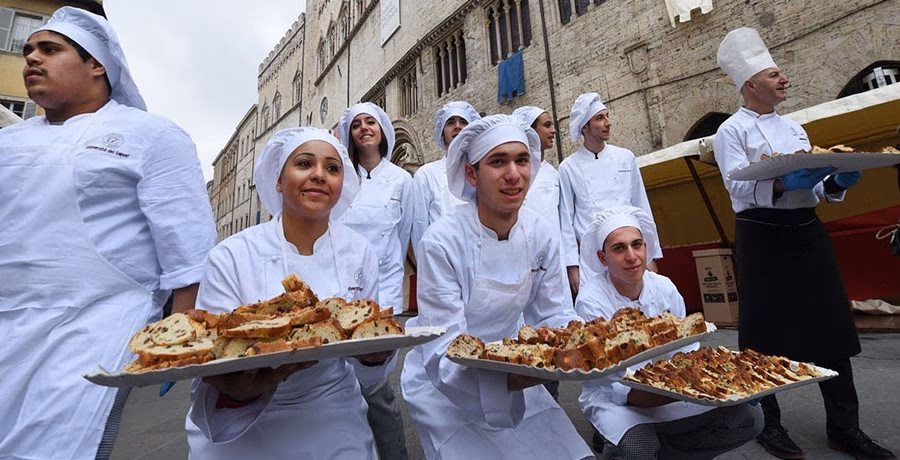 ¿Cuáles son los requisitos para ser ayudante de producción para pastelería?