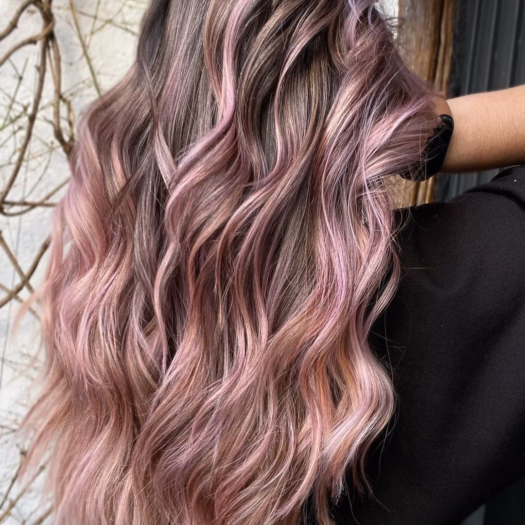 ¿Cómo combinar un balayage castaño rojizo con una base oscura?