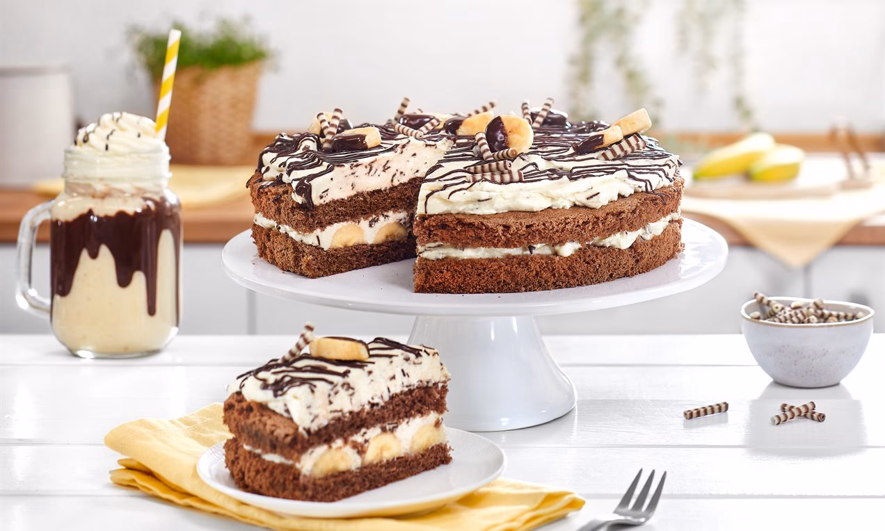 Wie dekoriert man eine Torte mit frischen Bananenscheiben?