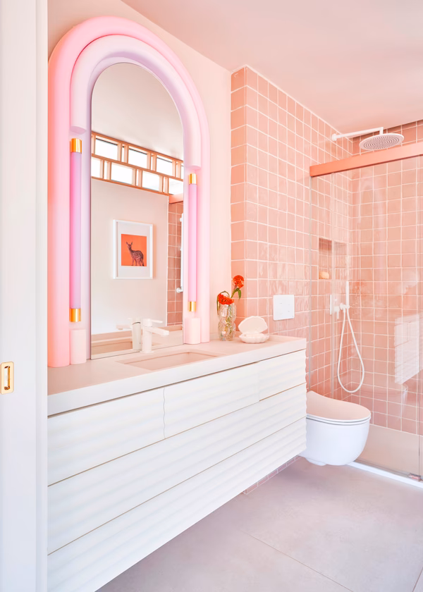 ¿Cómo añadir el color rosa a un mueble de baño?