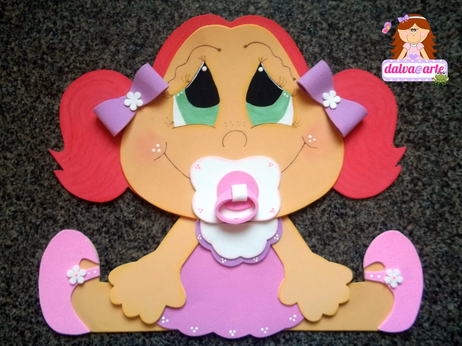 ¿Qué materiales se usan para dibujar un bebé de goma EVA?