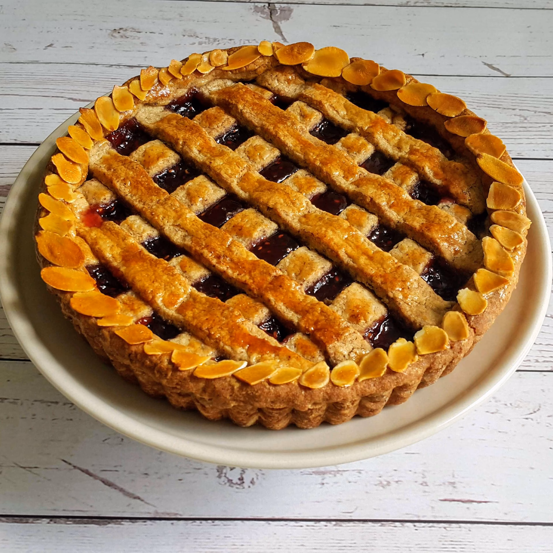 Wie lange muss eine Linzer Torte im Backofen bleiben?