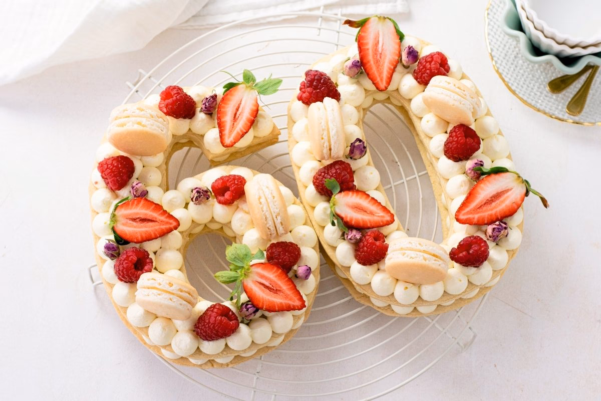 ¿Cómo usar betún para cubrir pastel de chocolate?