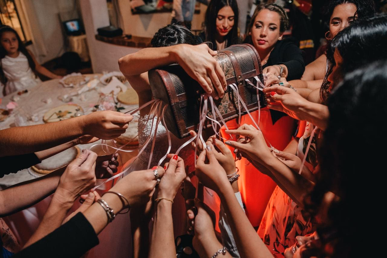 ¿Quién tiene los anillos de la boda?