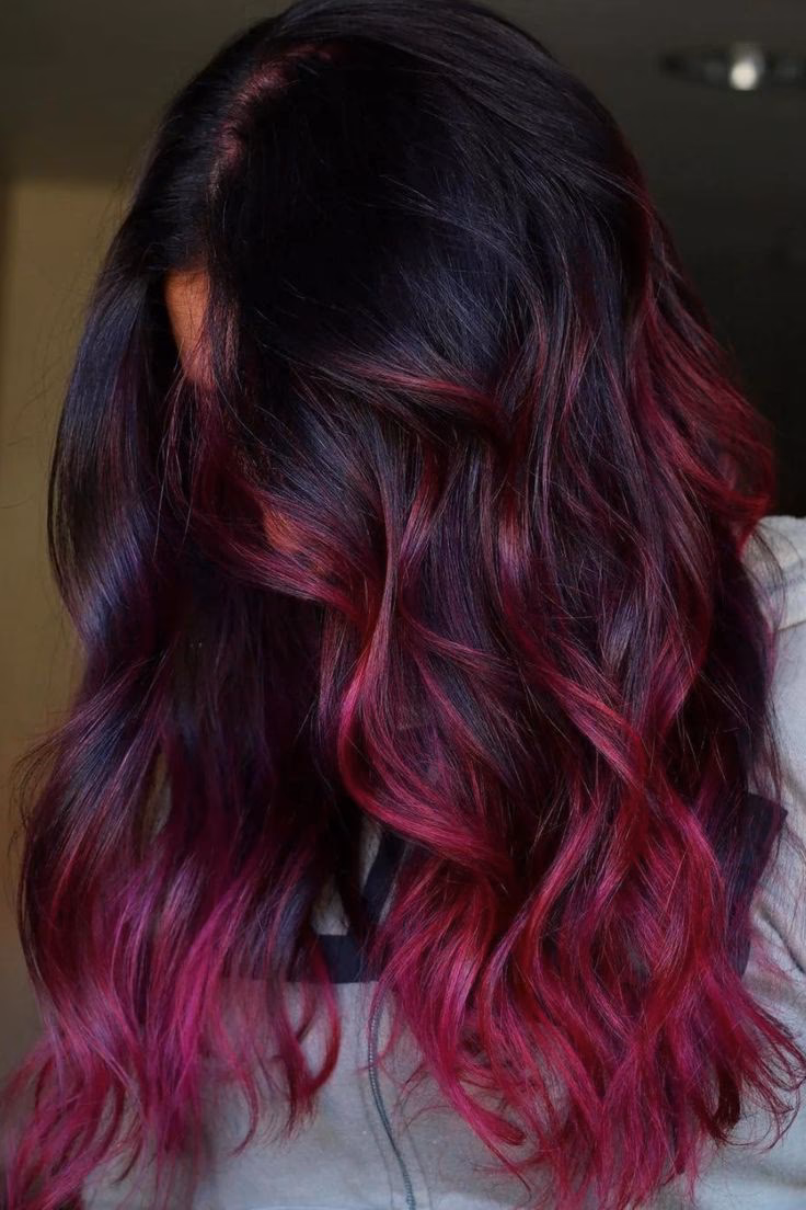 ¿Cómo disparar tu autoestima con el estilo rosa oscuro sobre el pelo negro azabache?