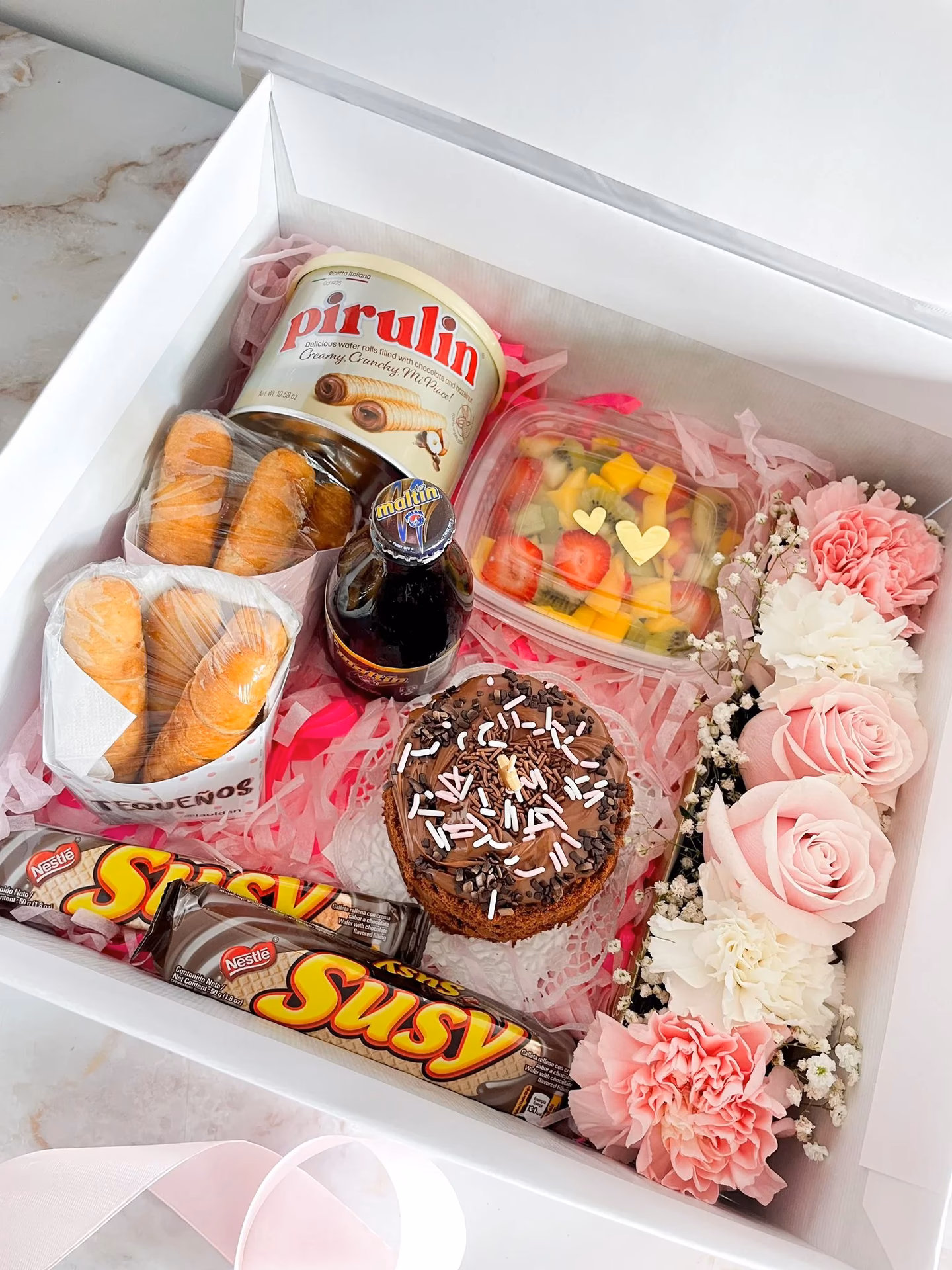 ¿Cómo puedo decorar una caja de desayuno?