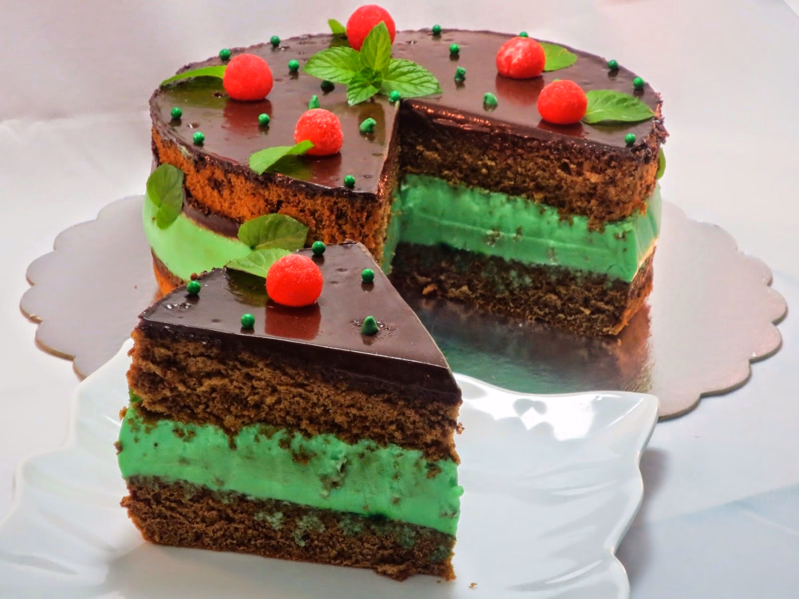 ¿Qué beneficios tiene el té de menta con chocolate?