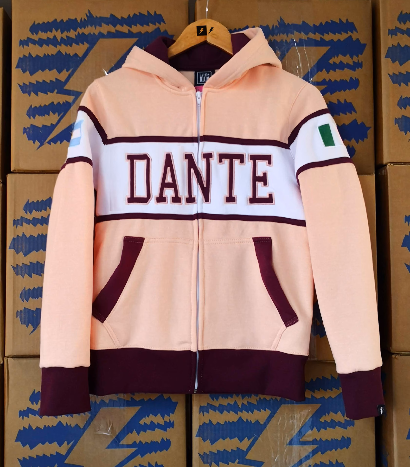 ¿Cuánto cuesta una campera de egresados?