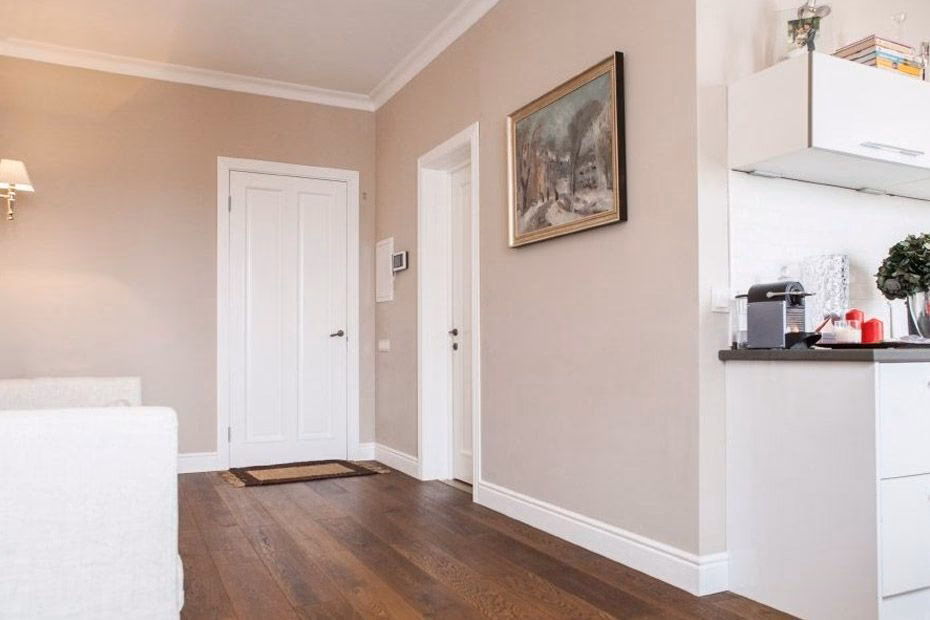 ¿Cuáles son los colores de pared que combinan con madera clara?