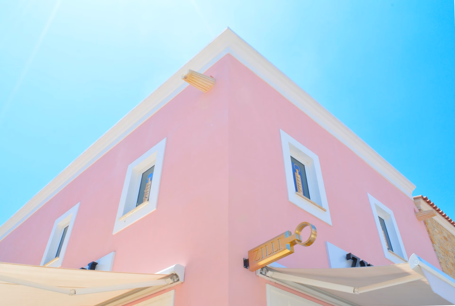 ¿Cómo pintar una casa de color rosa?