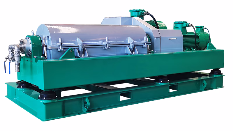 ¿Cuál es el efecto de la centrífuga en el tratamiento de lodos?