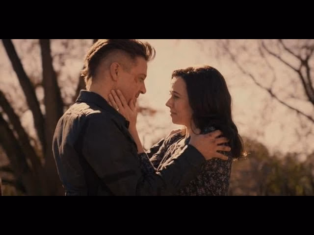 ¿Qué contiene el cinturón del uniforme de Clint Barton?