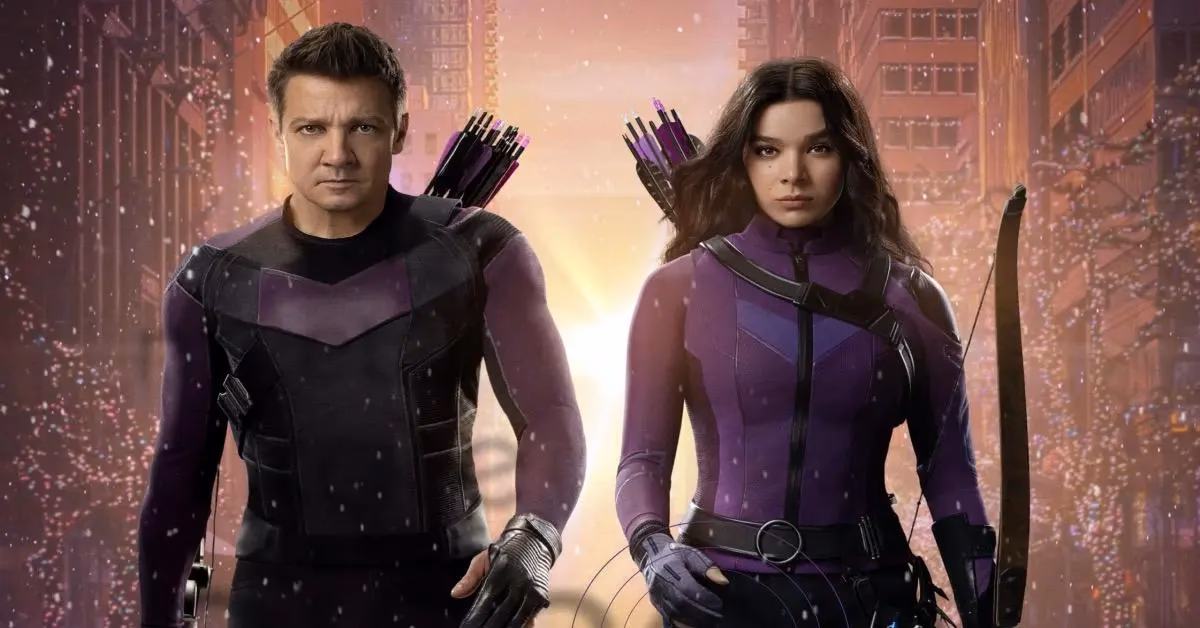 ¿Qué contiene el cinturón del uniforme de Clint Barton?