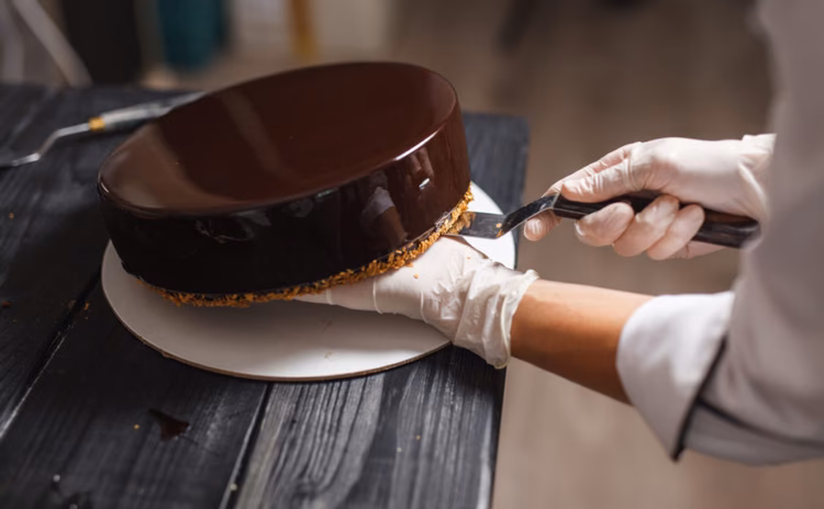 ¿Cómo hacer una cobertura de chocolate brillante?