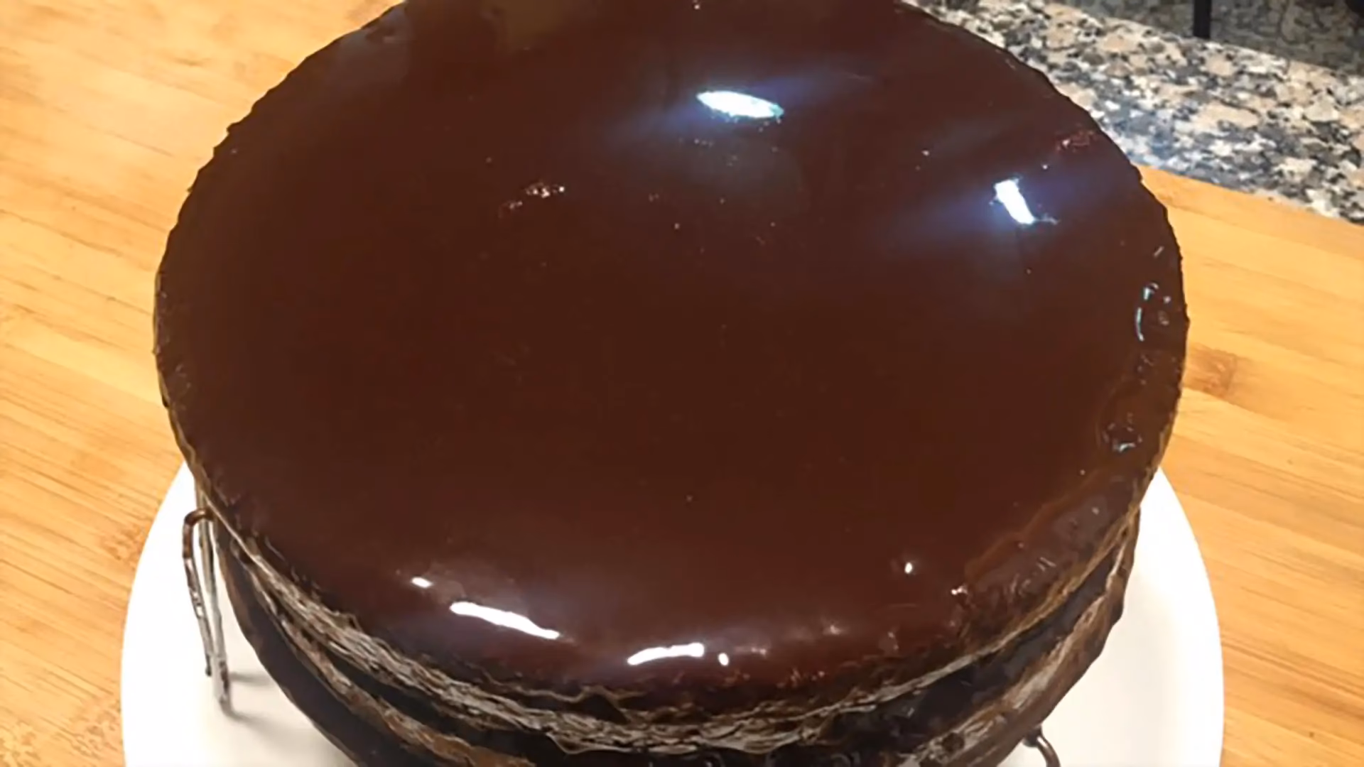 ¿Cómo hacer una cobertura de chocolate brillante?