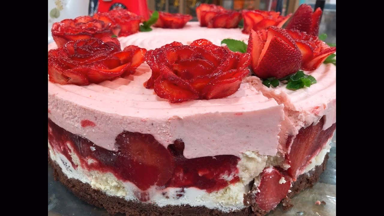 ¿Cómo se distribuyen las porciones de mousse de frutillas frescas?