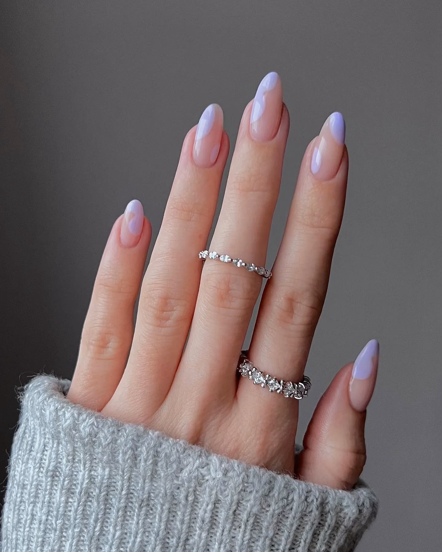 ¿Cómo arreglar las uñas con un color rosado?