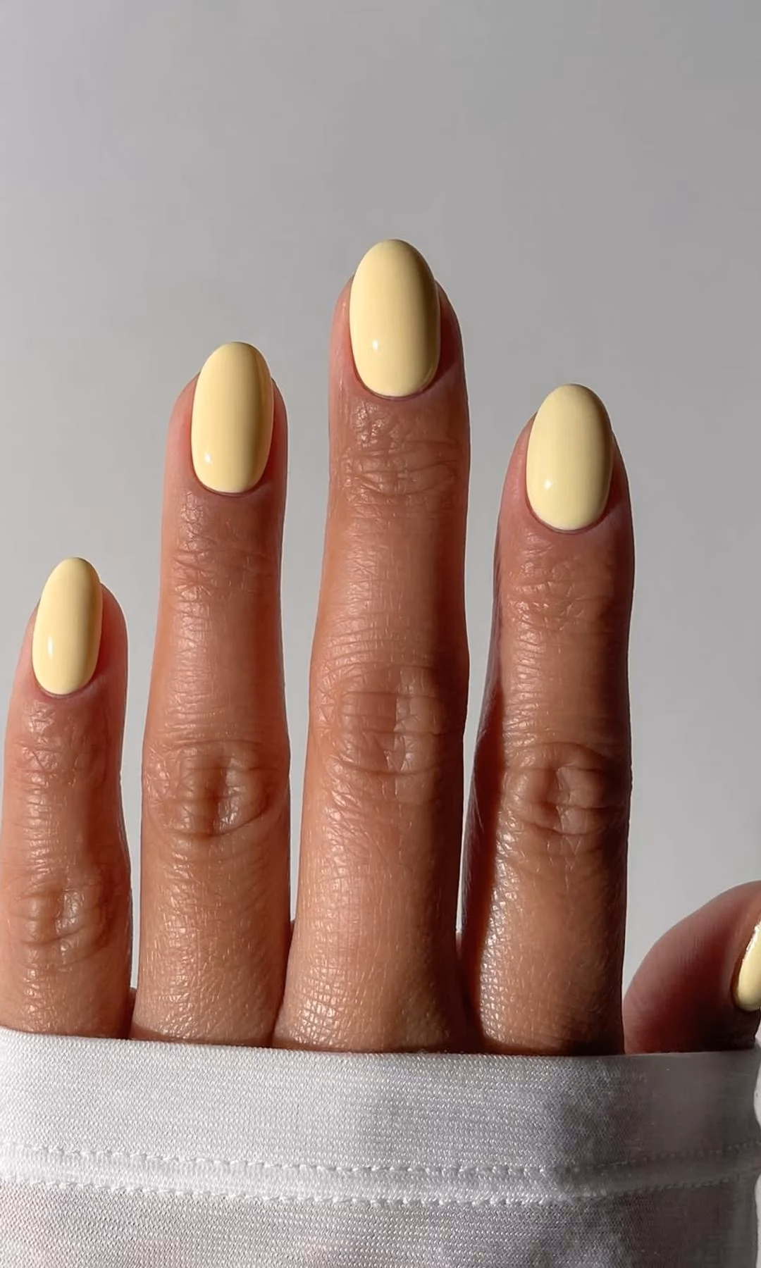 ¿Qué estilo de uñas combina el amarillo pastel sólido?