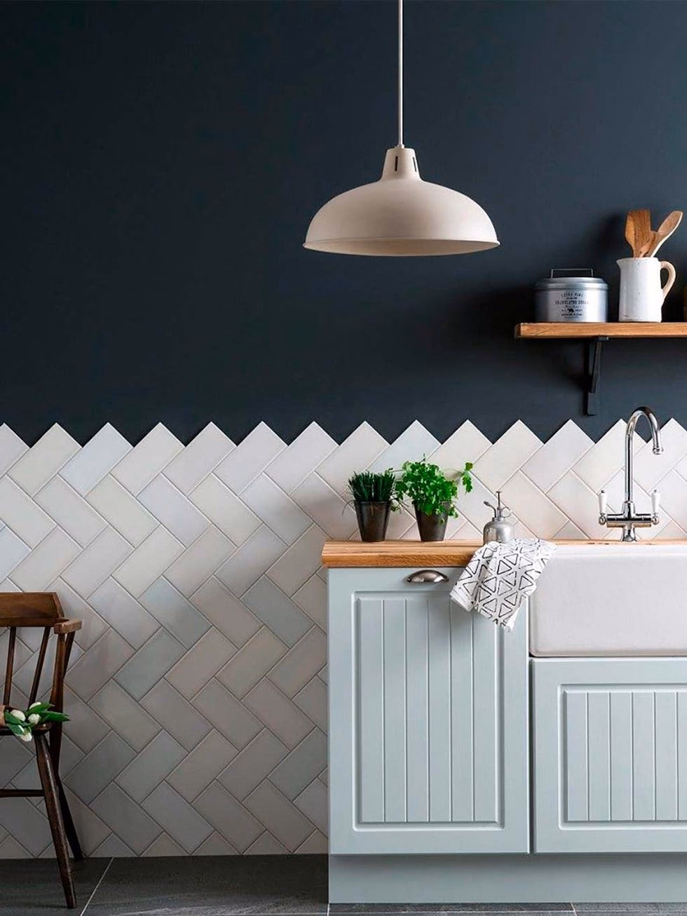 ¿Cómo decorar una cocina con paredes de mármol blanco y negro?