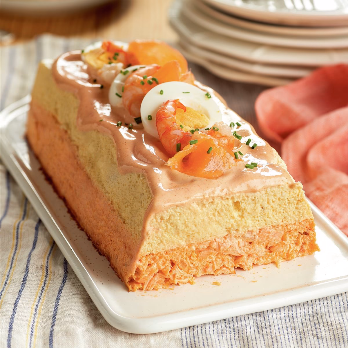 ¿Cómo hacer un pastel con salmón y gambas?