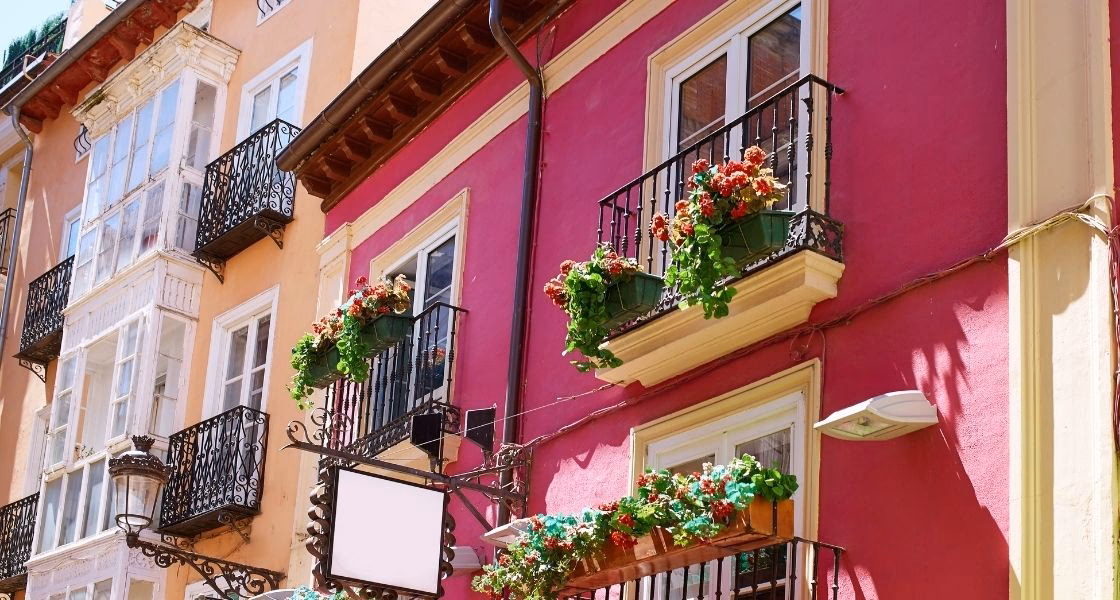 ¿Cuáles son los colores fuertes para pintar casas?