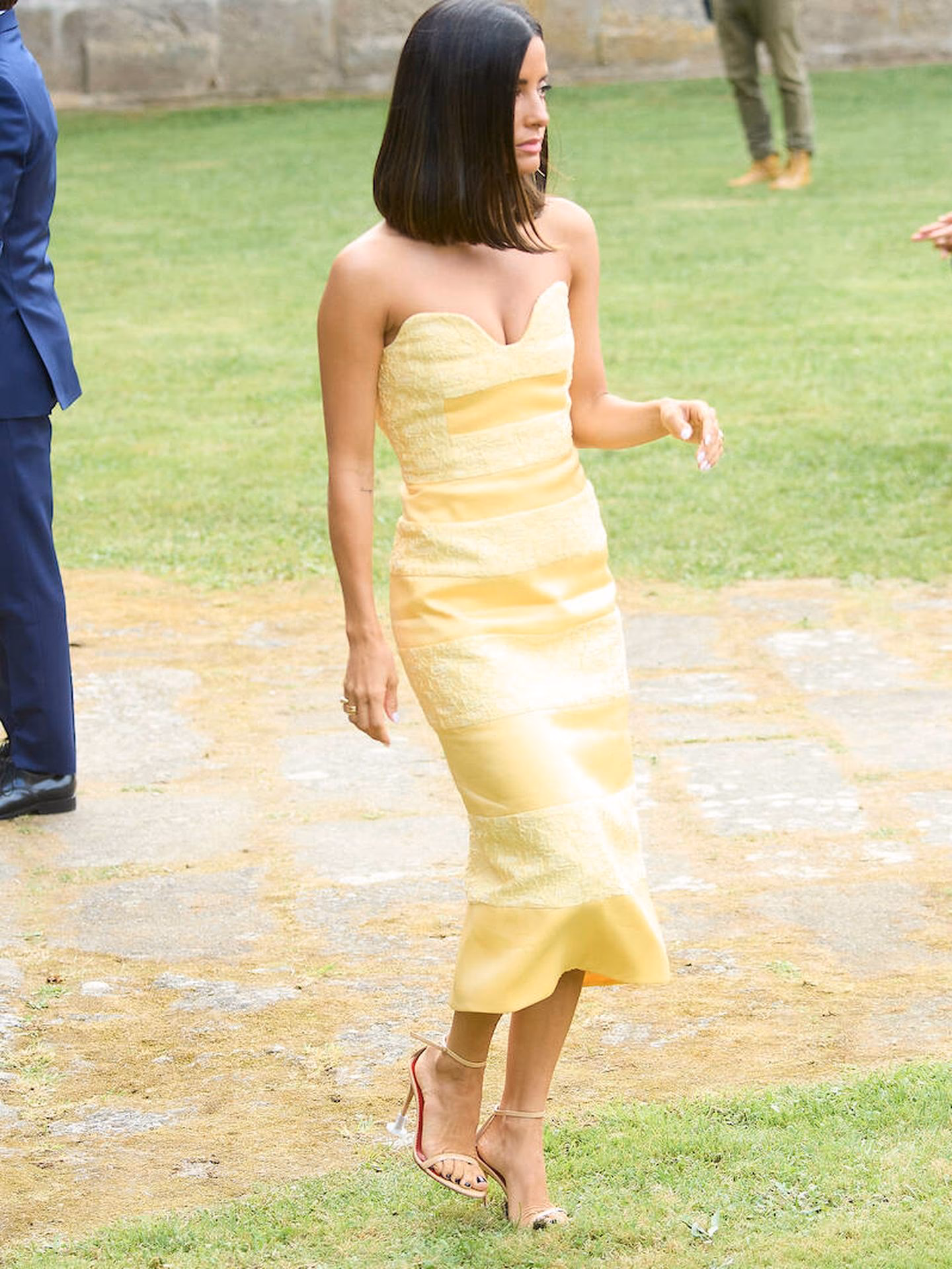 ¿Cómo combinar un vestido amarillo corto con transparencia?