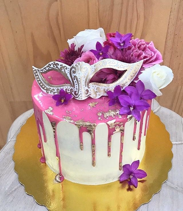 ¿Cómo puedo decorar un antifaz?