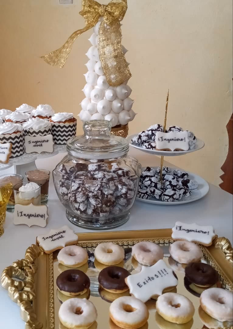 ¿Cómo decorar una mesa de dulces en una graduación?