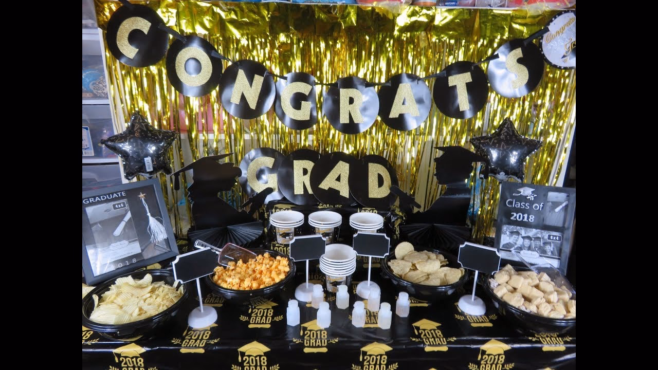 ¿Cómo decorar una mesa de dulces en una graduación?