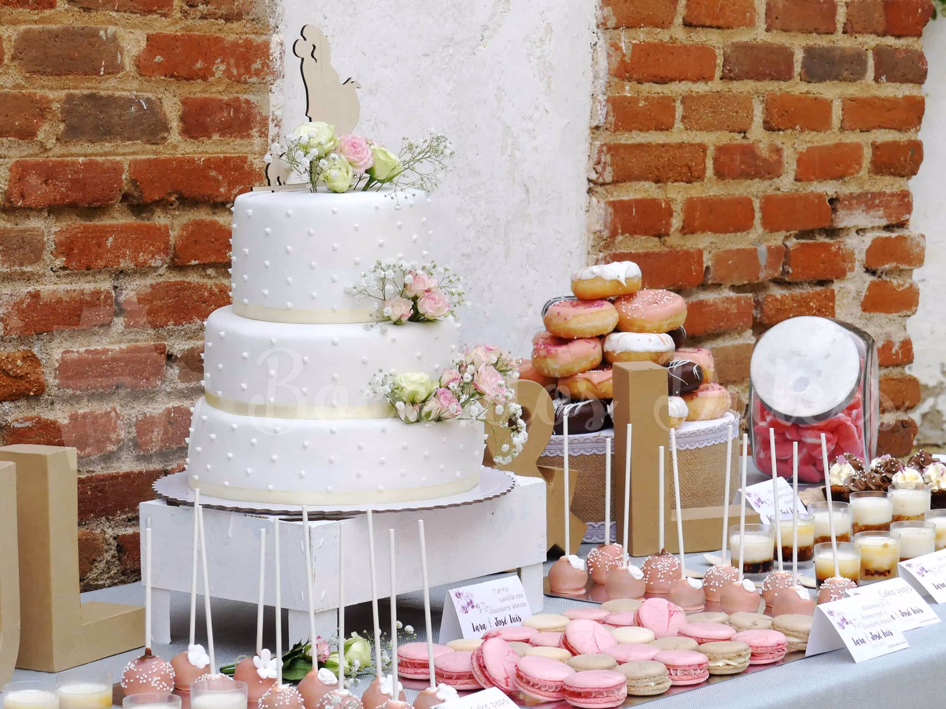 ¿Cómo decorar una mesa de postre?