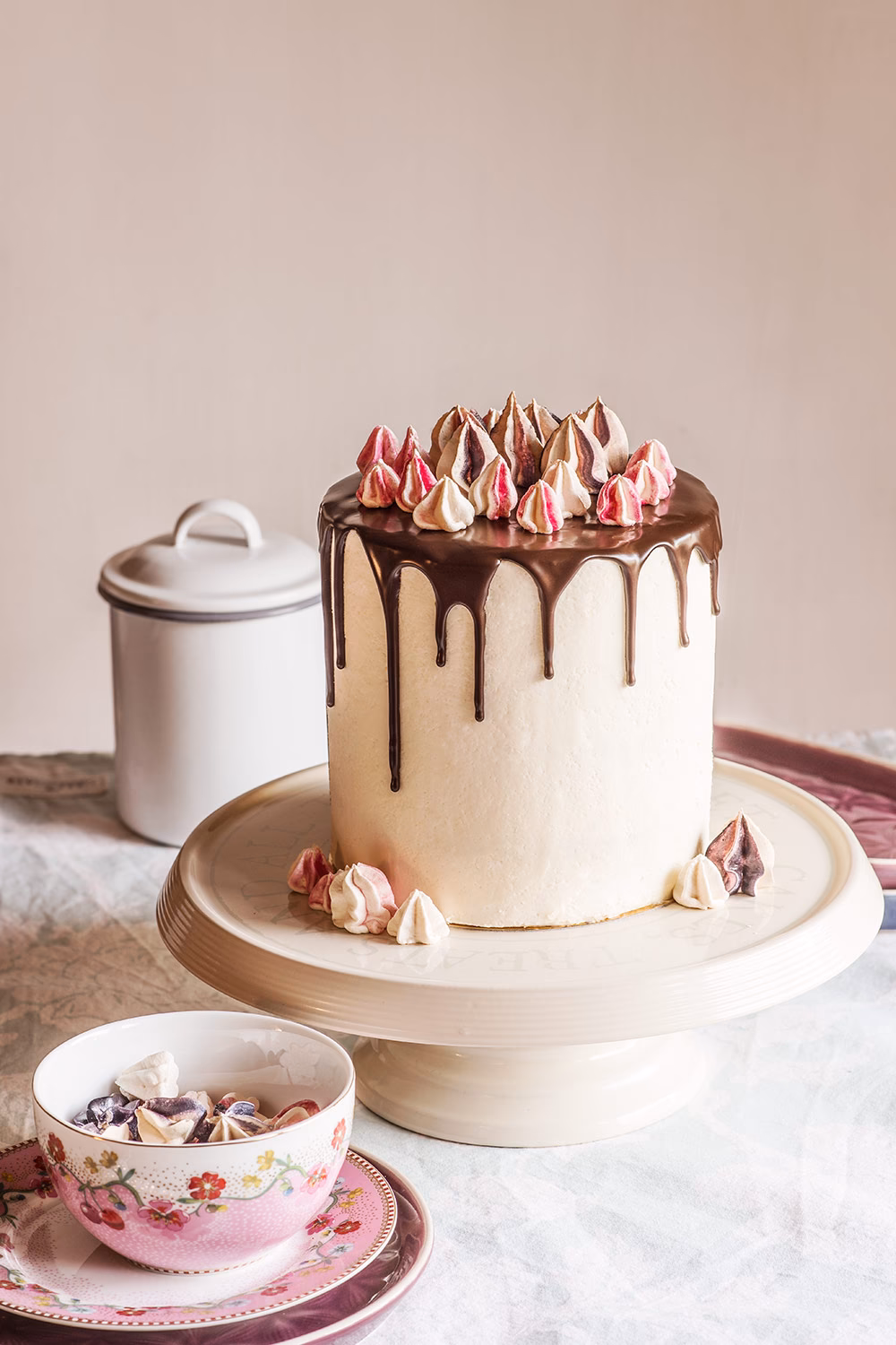 ¿Cómo decorar una tarta de chocolate y merengue crujiente?