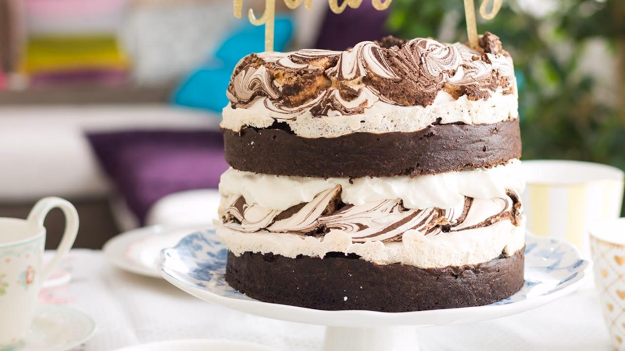 ¿Cómo decorar una tarta de chocolate y merengue crujiente?