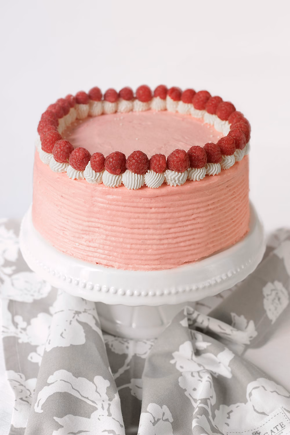 ¿Cómo decorar una torta de merengue frambuesa?