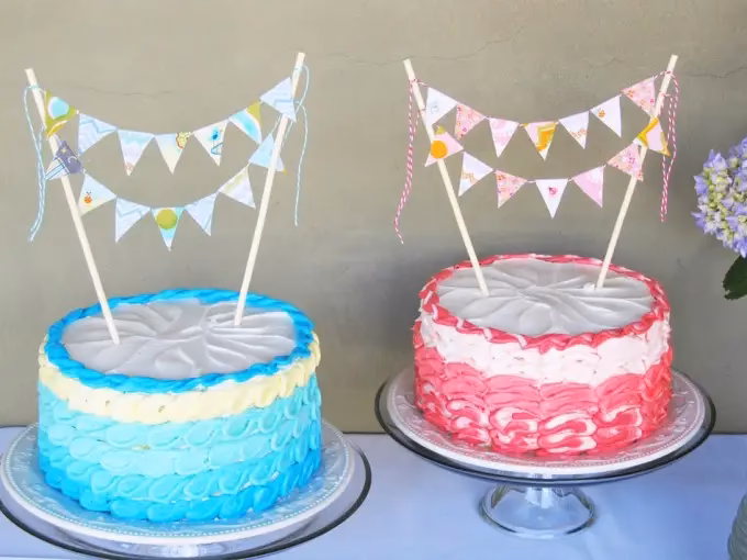 ¿Cómo puedo decorar una mesa con banderines?