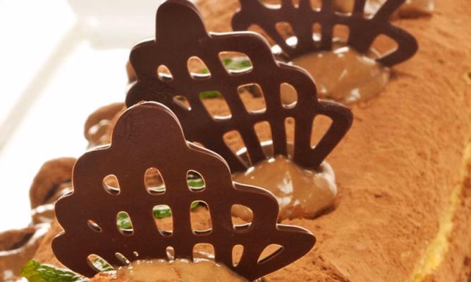 ¿Cómo hacer figuras con chocolate semiduro derretido?