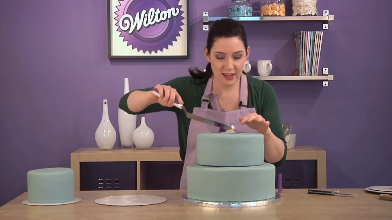 ¿Cómo se hace un corte en una torta piramidal?