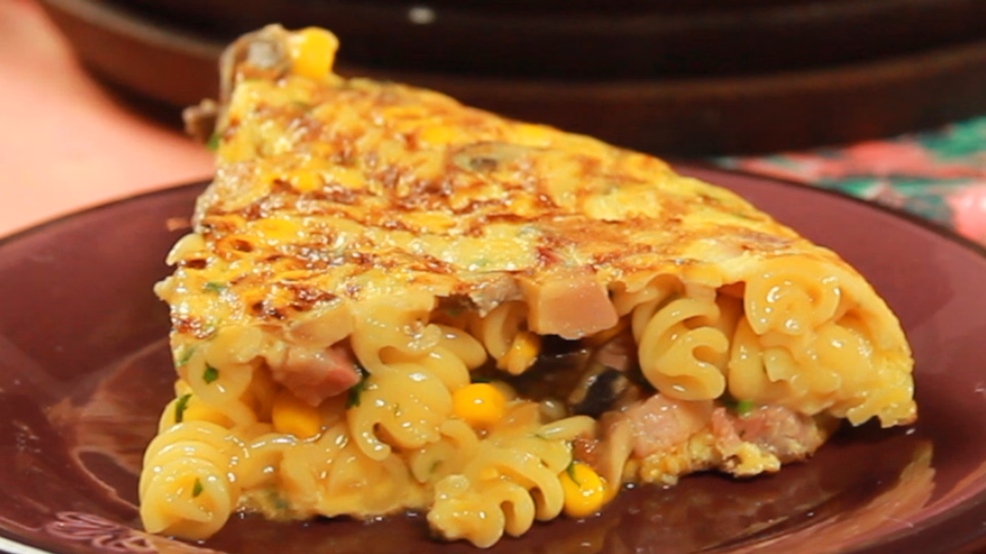 ¿Cómo darle un toque extra de sabor a una tortilla de fideos?
