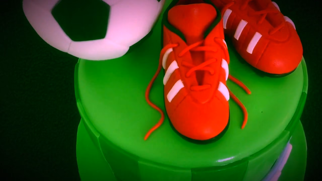 ¿Cómo hacer un mini futbolín de cartón?