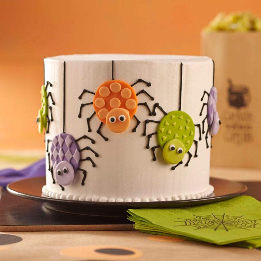 ¿Cómo hacer una crema blanca para decorar tortas?