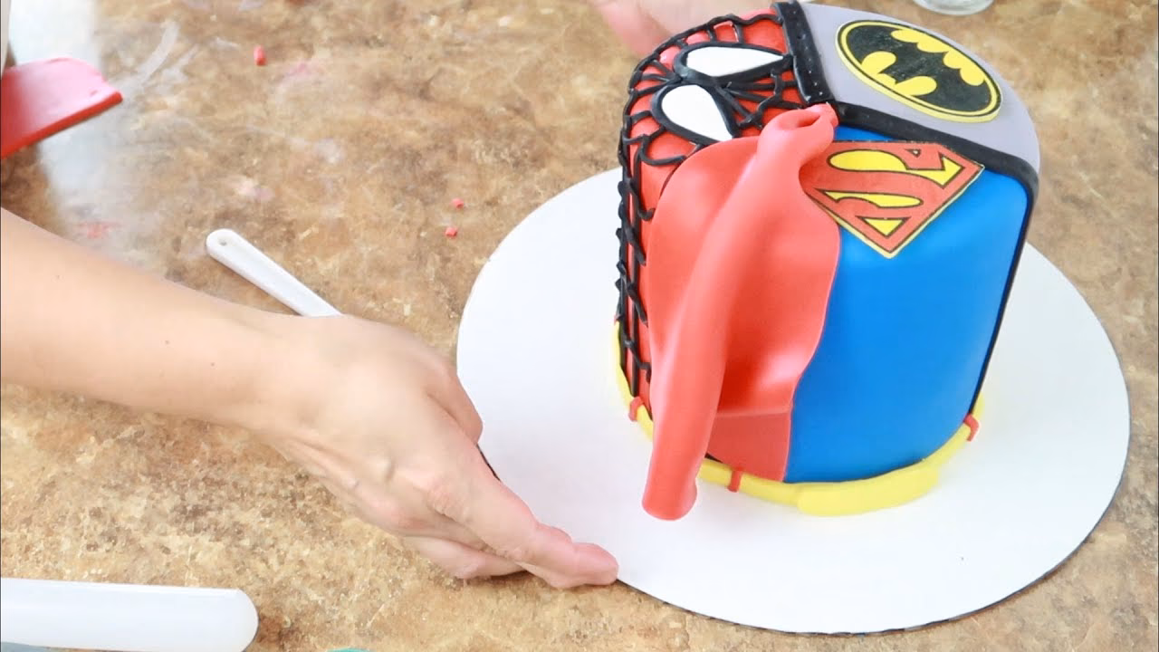 ¿Cómo hacer una capa de superhéroe?