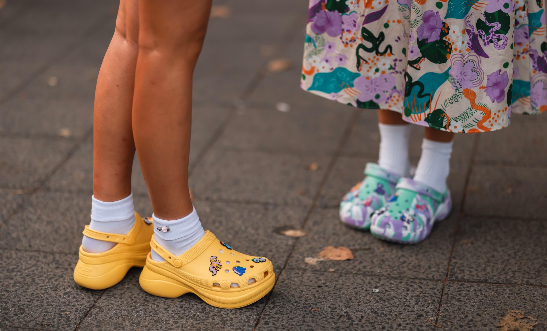 ¿Cómo se puede llevar unas Crocs con estilo?