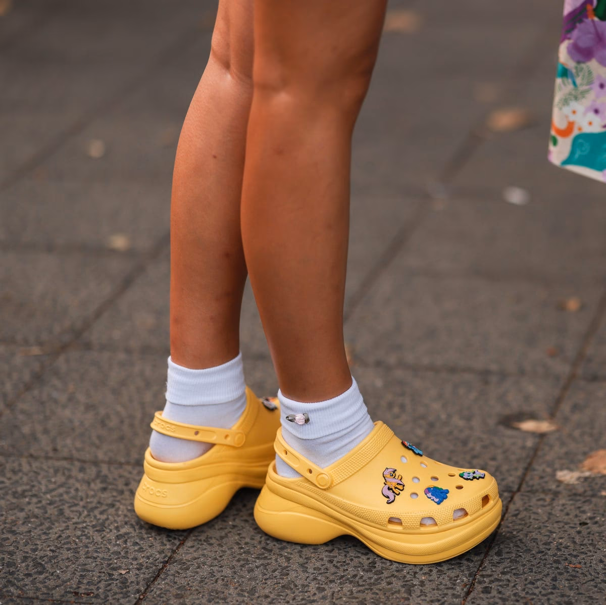 ¿Cómo se puede llevar unas Crocs con estilo?