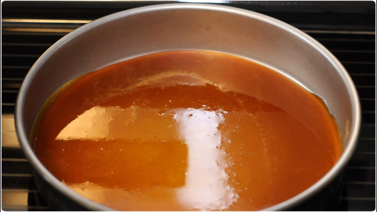 ¿Qué se puede usar para decorar la composición de flores de caramelo?