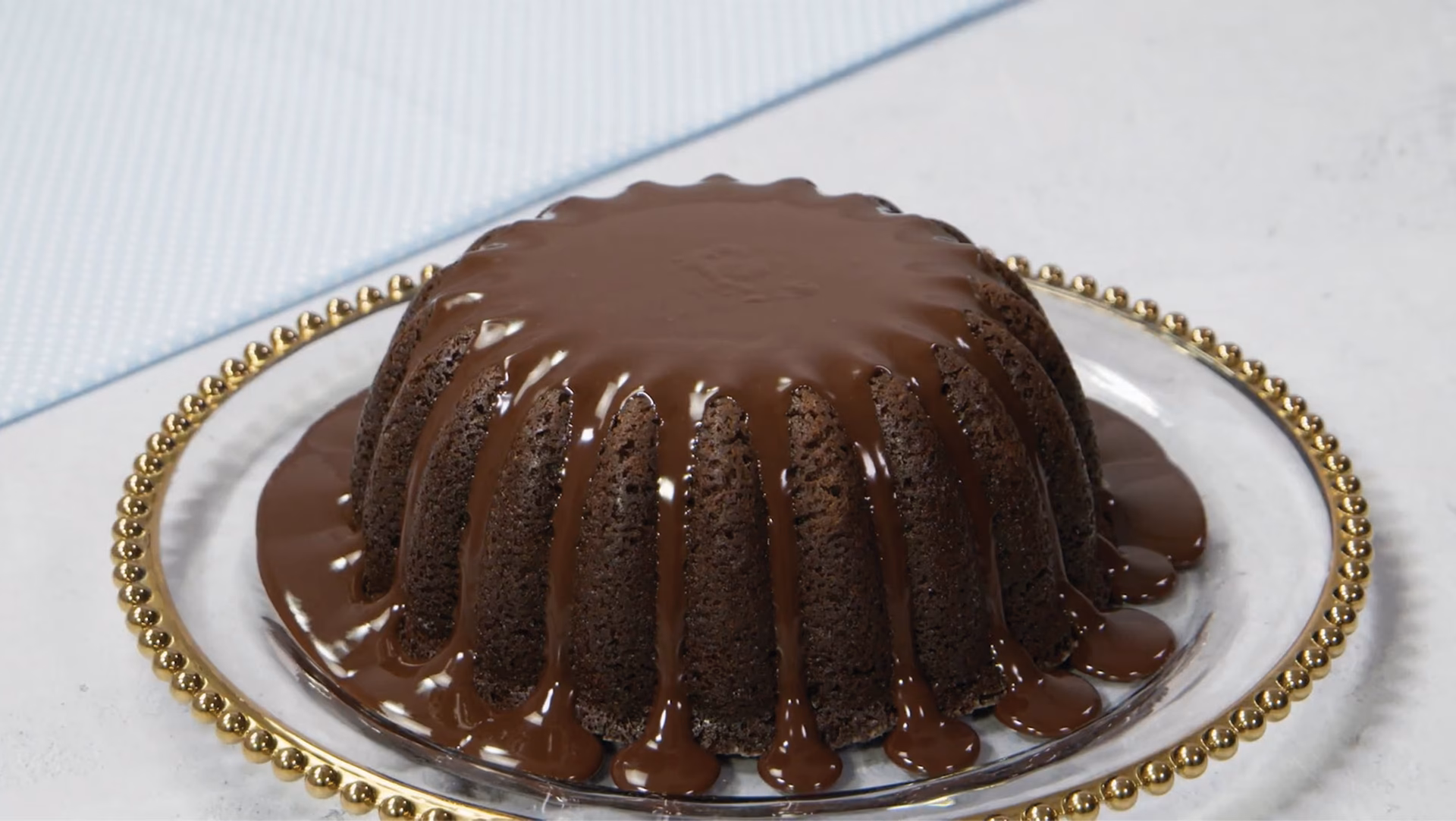 ¿Cómo hacer un volcán de plástico?