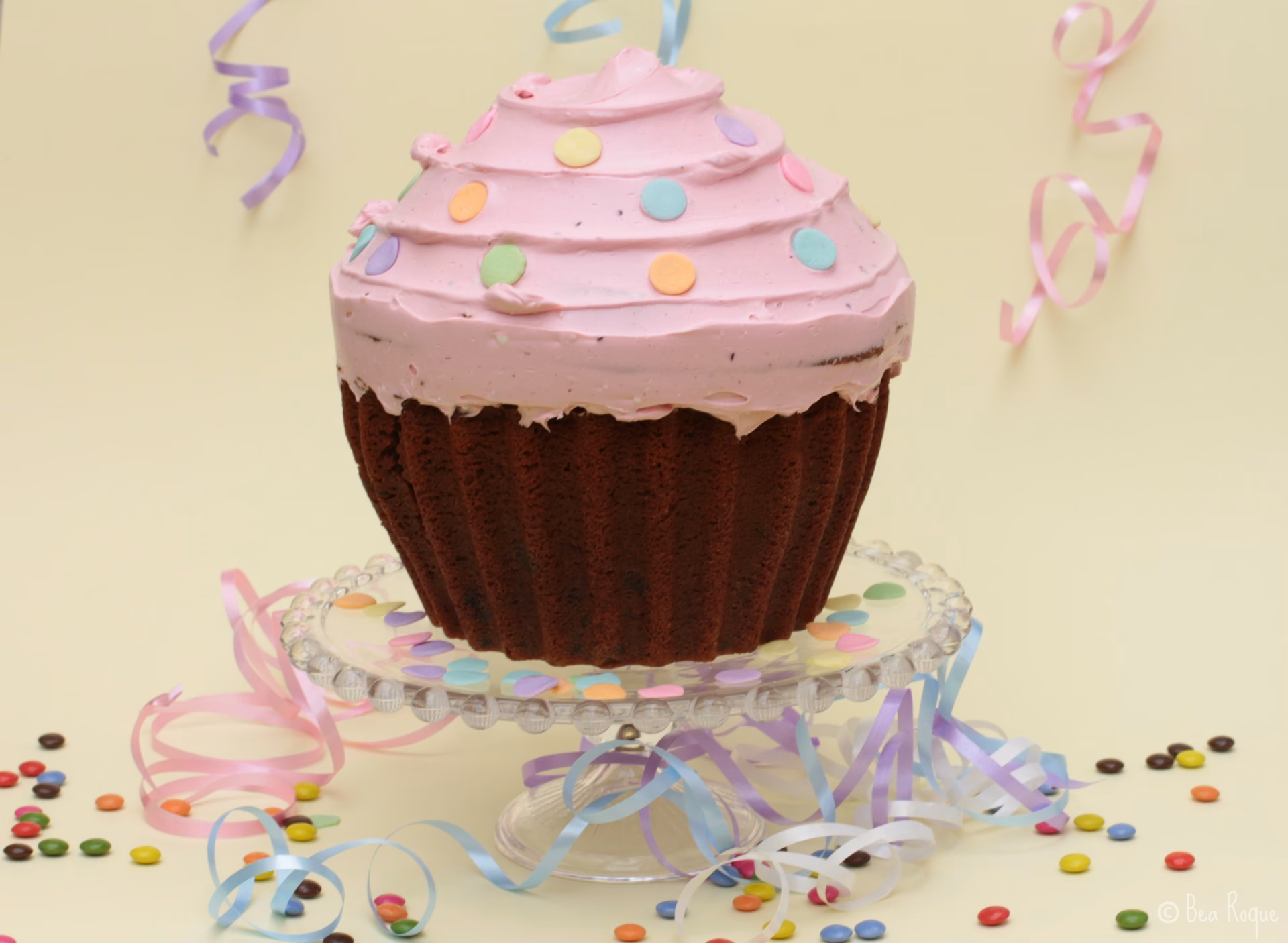 ¿Cómo puedo decorar un cupcake?