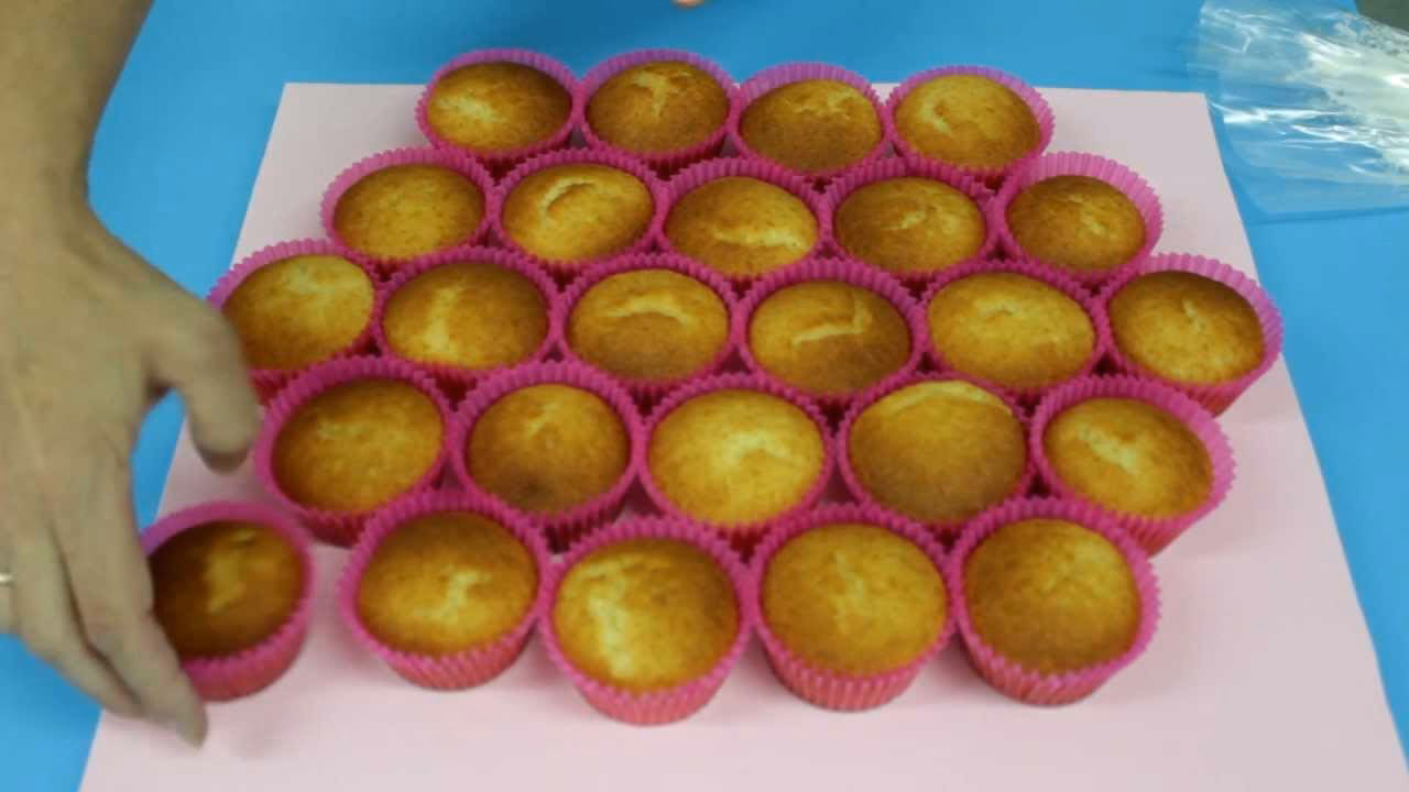 ¿Cómo puedo decorar un cupcake?